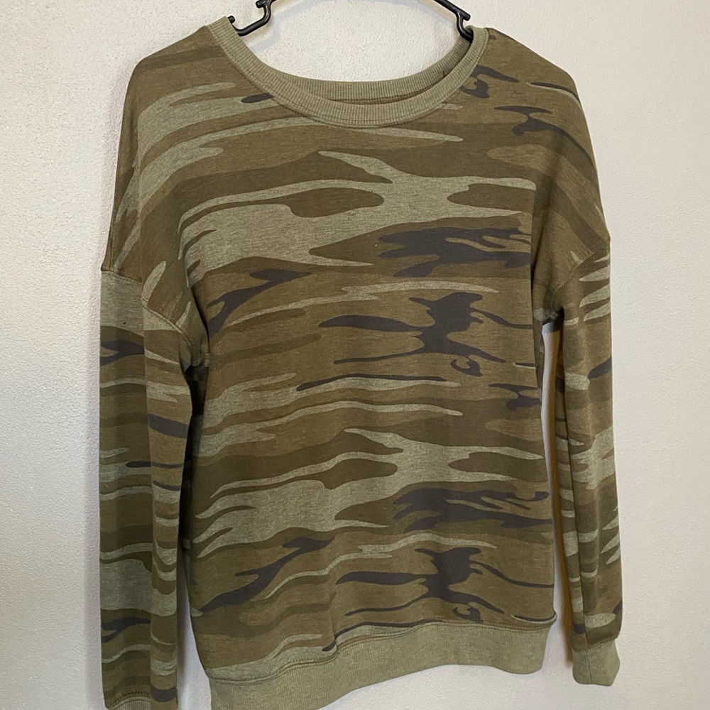 Zoe + Liv Camo Crewneck shirt Small